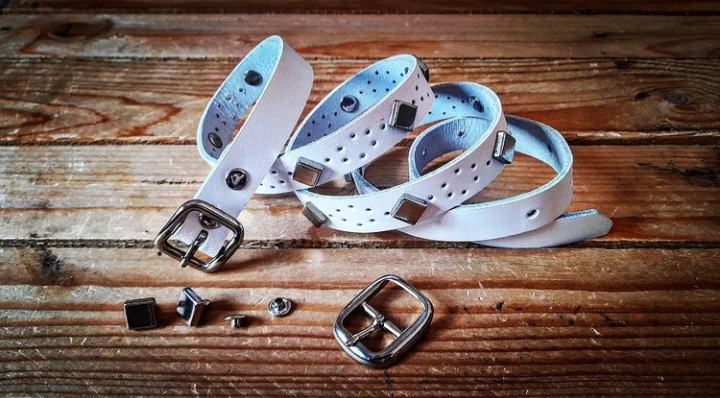 Nueva colección de cinturones blancos de 2 cm de ancho con hevilla y remaches  en plata y agujeros abiertos en forma de rombo ♦ 40 euros Ref: 054 