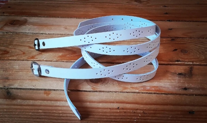 Nueva colección de cinturones blancos de 2 cm de ancho, con agujeros abiertos en forma de rombo ♦ con hevilla y remaches en plata y oro viejo 30 euros Ref: 067