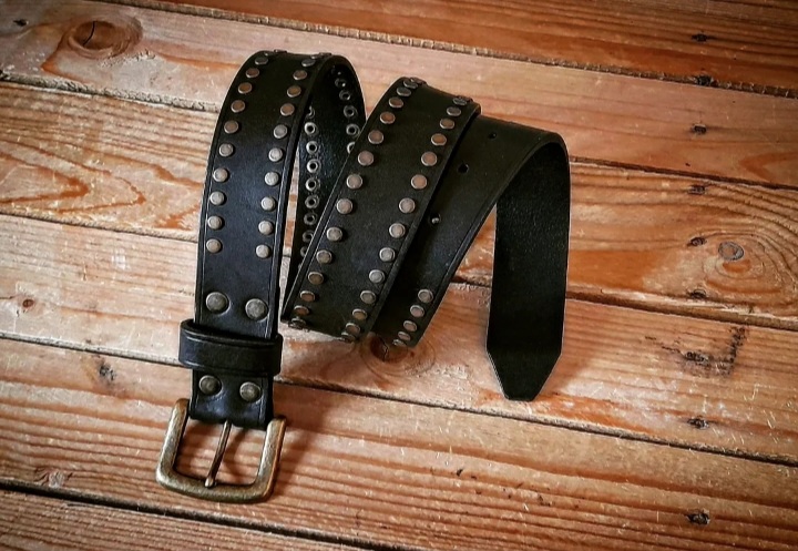 Nueva colección de cinturones con remaches en oro viejo de 4 cm de ancho 55 euros Ref: 070
