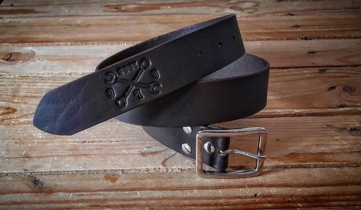 Nueva colección de cinturones de 4 cm de ancho y 3 mm de grosor en marrón oscuro, 40 euros Ref: 074