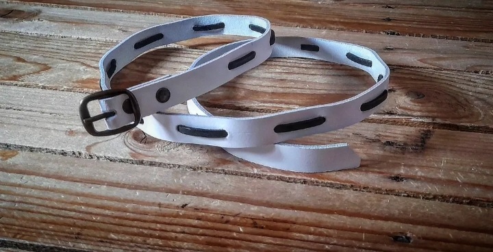 Nueva colección, cinturones blancos de 1,10 y 1,20 cm de largo, con tira interior en cuero negro 30 euros ref: 079