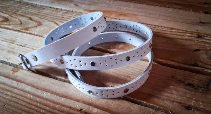 Nuevos cinturones de 2 cm de ancho con remaches enjollados y figuras perforadas en forma de rombo ♦ 35 euros 1,20 y 1,10 de largo Ref :090