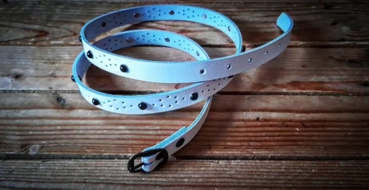 Nuevos cinturones de 2 cm de ancho con remaches en marmol negro y figuras perforadas en forma de rombo ♦ 35 euros ,20 y 1,10 de largo Ref :092