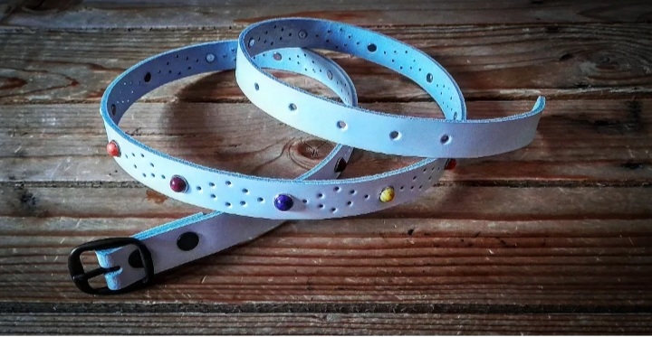 Nuevos cinturones de 2 cm de ancho con remaches en marmol de diferentes colores y figuras perforadas en forma de rombo ♦ 35 euros 1,20 y 1,10 de largo Ref :093