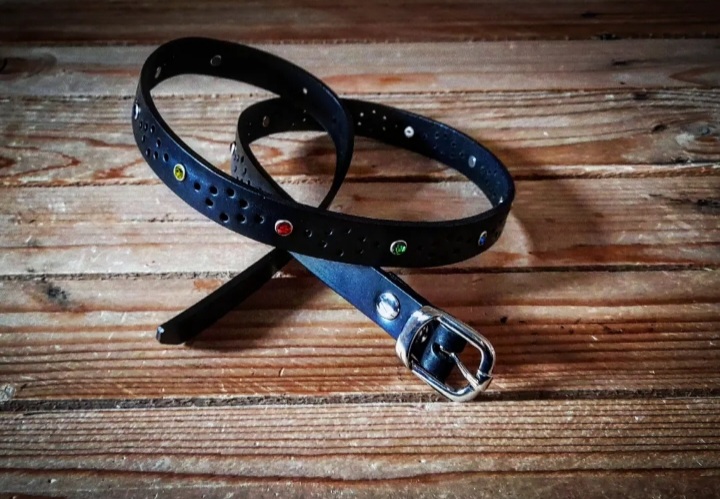 Nuevos cinturones de 2 cm de ancho con remaches enjollados de diferentes colores y figuras perforadas en forma de rombo ♦ 40 euros  Ref :094
