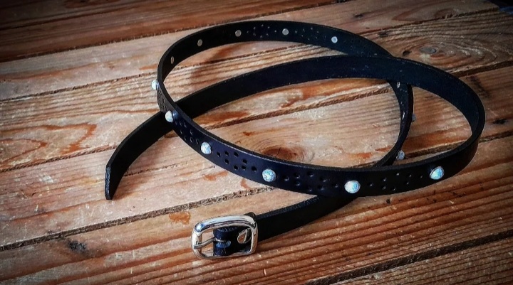 Nuevos cinturones de 2 cm de ancho con remaches en marmol blanco y figuras perforadas en forma de rombo ♦ 40 euros Ref :095