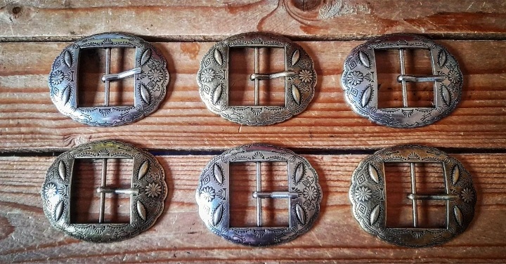 Elige la hebilla que te guste para tú cinturon personalizado en estos dos tonos, plata y oro viejo, hebilla de metal macizo.
