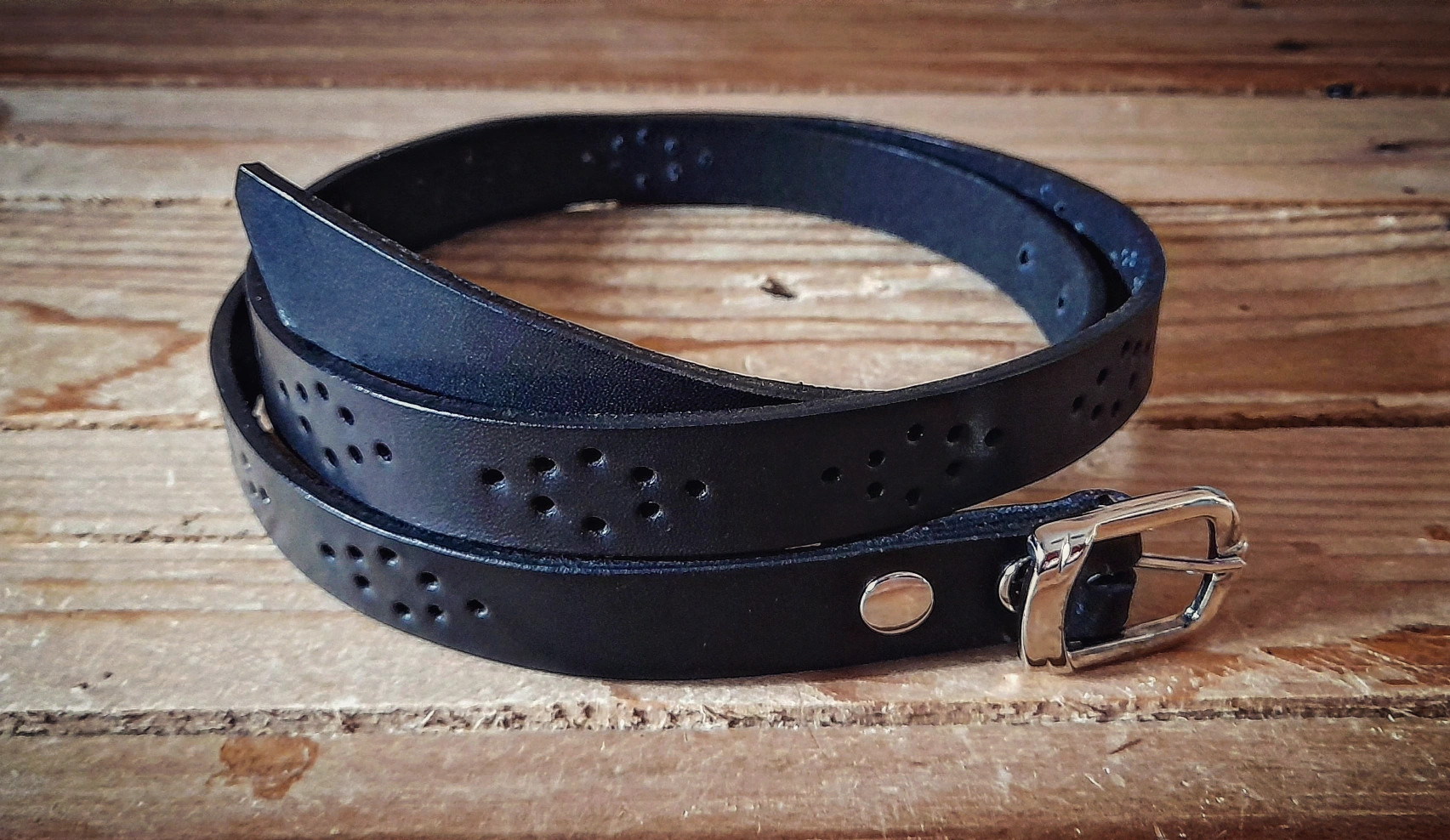 Nuevos cinturones de 2 cm de ancho con figuras perforadas en forma de rombo ♦ 35 euros Ref :100