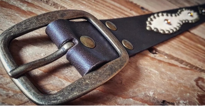Nueva colección de cinturones Western de color marron oscuro de 113,5 cm largo por 4 cm ancho 90 euros Ref: 102