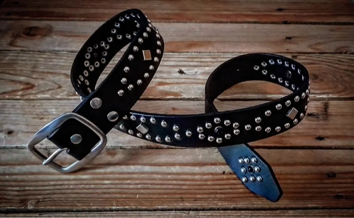 Nueva colección de cinturones Western, os lo hacemos a medida de tú cintura, de 4 cm de ancho de color negro y remaches y hebilla en plata, 90 euros Ref: 111