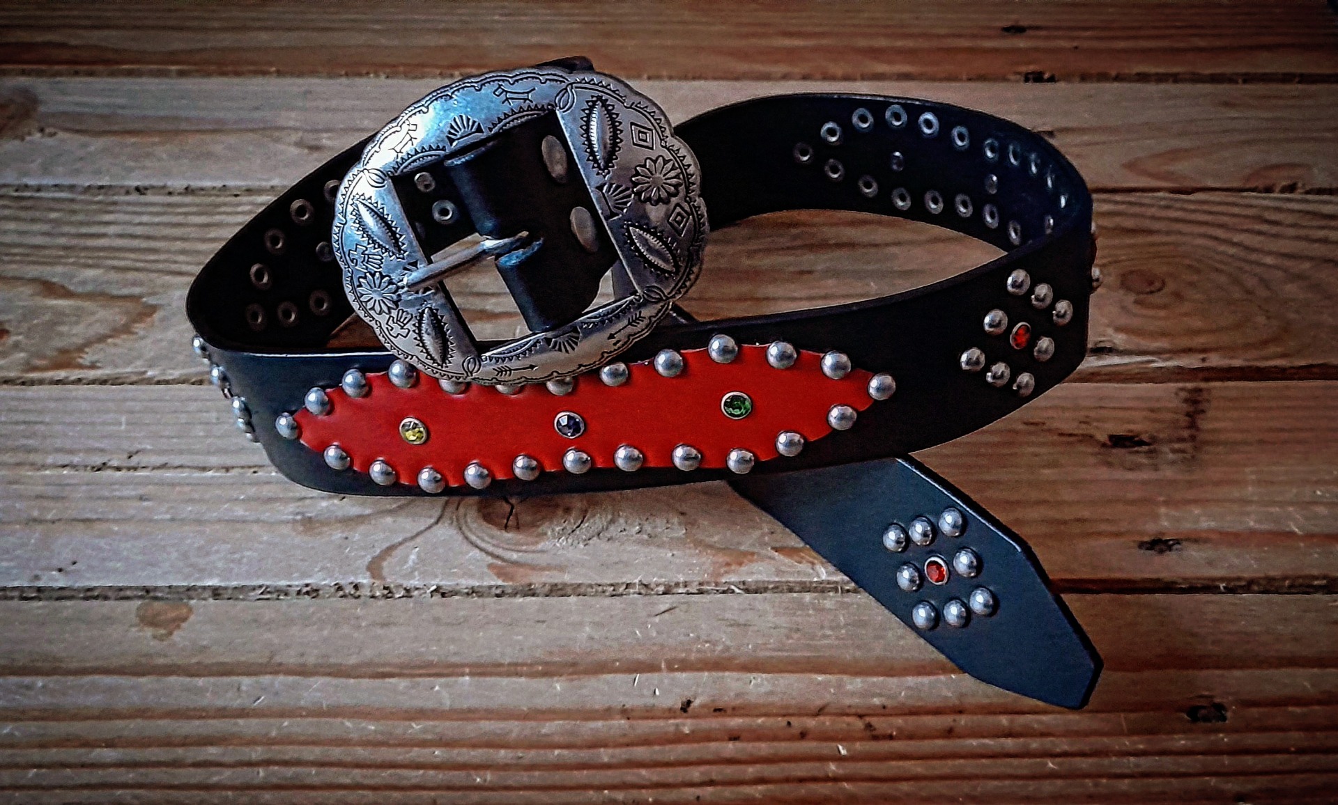 Nueva colección de cinturones Western de 4 cm de ancho de color negro con figuras en rojo ( os lo hacemos a medida de tú cintura) con hebilla maciza de plata desgastada 90 euros Ref: 112
