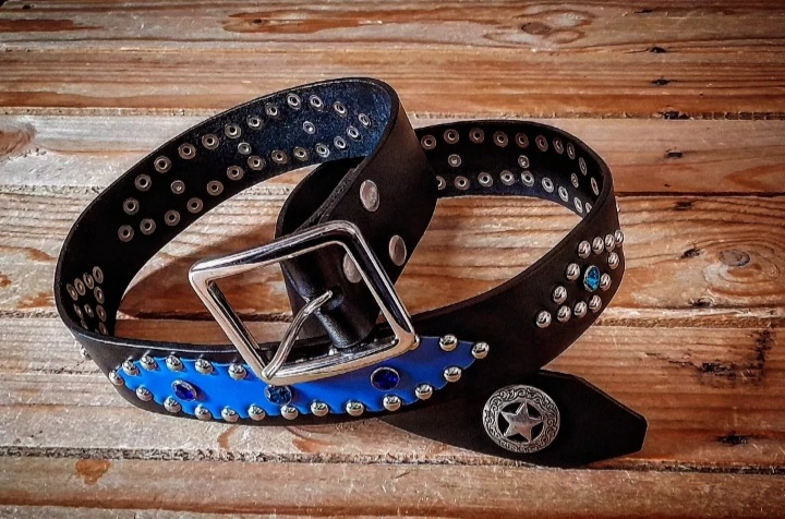 Nueva colección de cinturones Western de 4 cm de ancho x 106 de largo, en color negro y figuras azul cielo, con hebilla maciza de plata ( os lo hacemos a medida de tú cintura) 90 euros Ref: 114