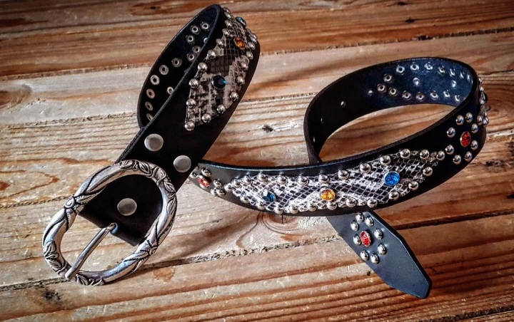 Nueva colección de cinturones Western de 4 cm de largo con figuras de cuero imitacion a serpiente y herrajes en plata (os lo hacemos a medida de tú cintura) 95 euros Ref: 115