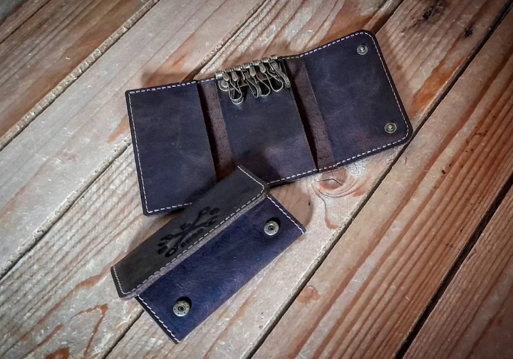 Nueva colección de llaveros  de cuero engrasado 30 euros Ref: 096