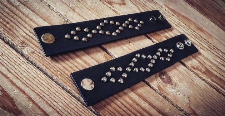Pulsera de cuero negro con herrajes en plata y oro viejo de 22 cm de largo por 4 cm de ancho 18 euros Ref: 132.  