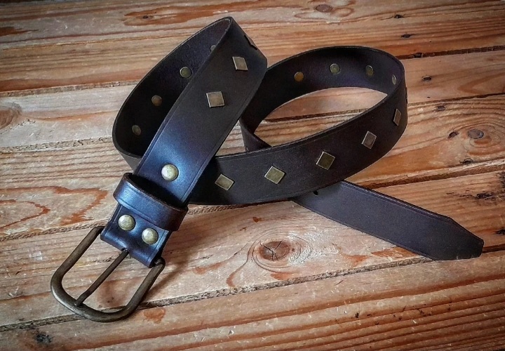 Cinturones clásicos de cuero marrón y negro de 4 cm de ancho, con figuras en forma de rombo ♦ en latón envejecido 45 euros Ref: 084