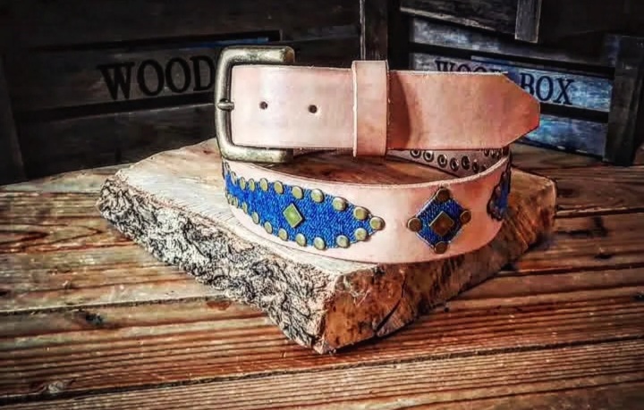 Nueva colección de cinturones Western de 4 cm de ancho, en vaquetilla y tela vaquera con remaches y hebilla latón envejecido 75 euros Ref: 077. 
