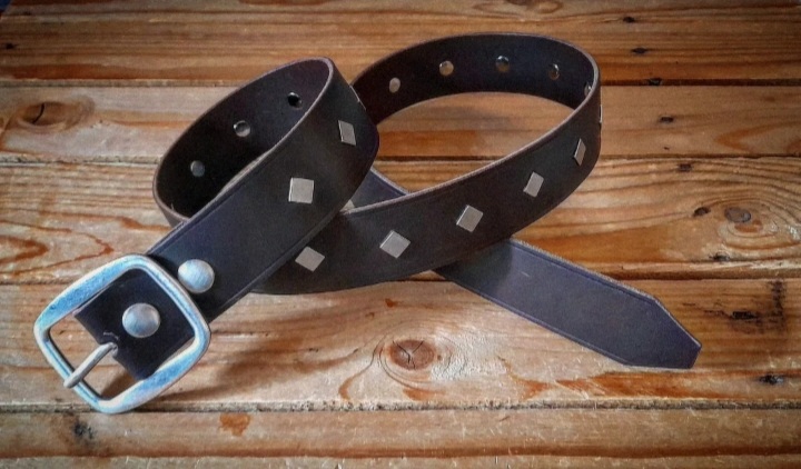 Cinturones clásicos de cuero marrón de 4 cm de ancho, con figuras en forma de rombo ♦ en plata desgastada 45 euros Ref: 138