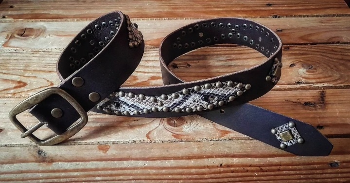Nueva colección de cinturones Western de 4 cm de ancho en cuero marrón con figuras  imitacion a serpiente 90 euros Ref: 150