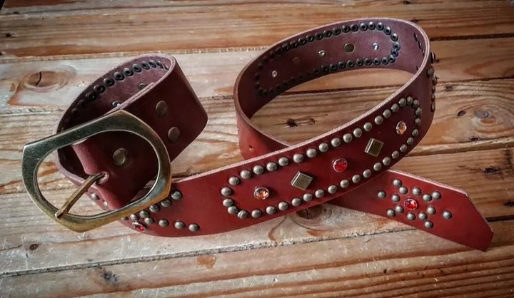 Nueva colección de cinturones Western de 5 cm de ancho en marrón con herrajes en laton envejecido 95 euros Ref: 155