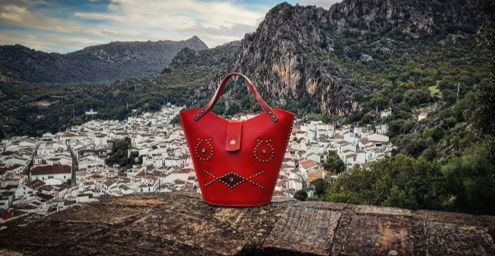 Bolso Pin Up para señora de 3,5 de alto, diámetro del culote 9,5 y de avertura 33 cm de color rojo intenso 160 euros Ref: 158