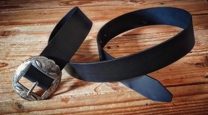 Nueva colección de cinturones en negro con hebilla maciza color plata gastada de 4 cm de ancho 45 euros Ref: 162