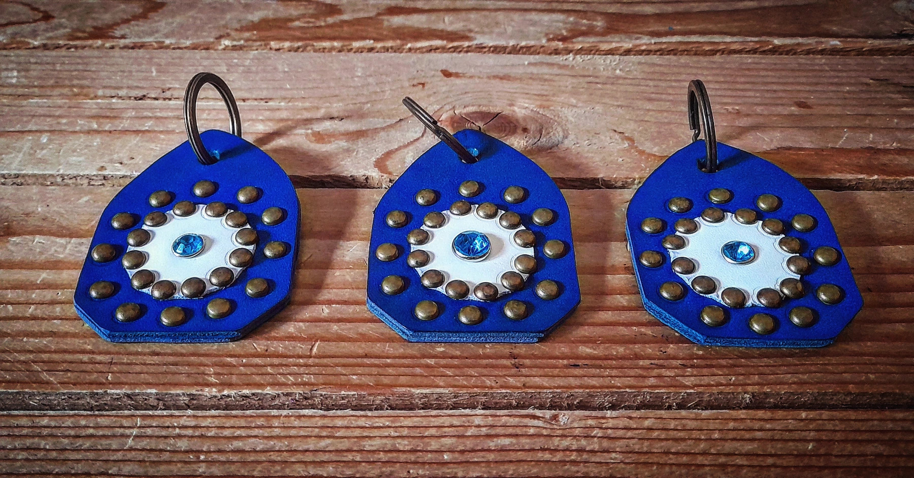 Nueva colección de llaveros para tus llaves con remaches latón envejecido y enjoyados de colores celeste de 7 x 5 cm 18 euros Ref: 164