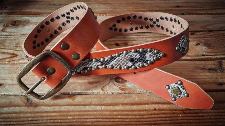 Nueva colección de cinturones Western de 4 cm de ancho con esta nueva línea de cuero mezclado con cuero imitacion a serpiente 95 euros Ref: 166