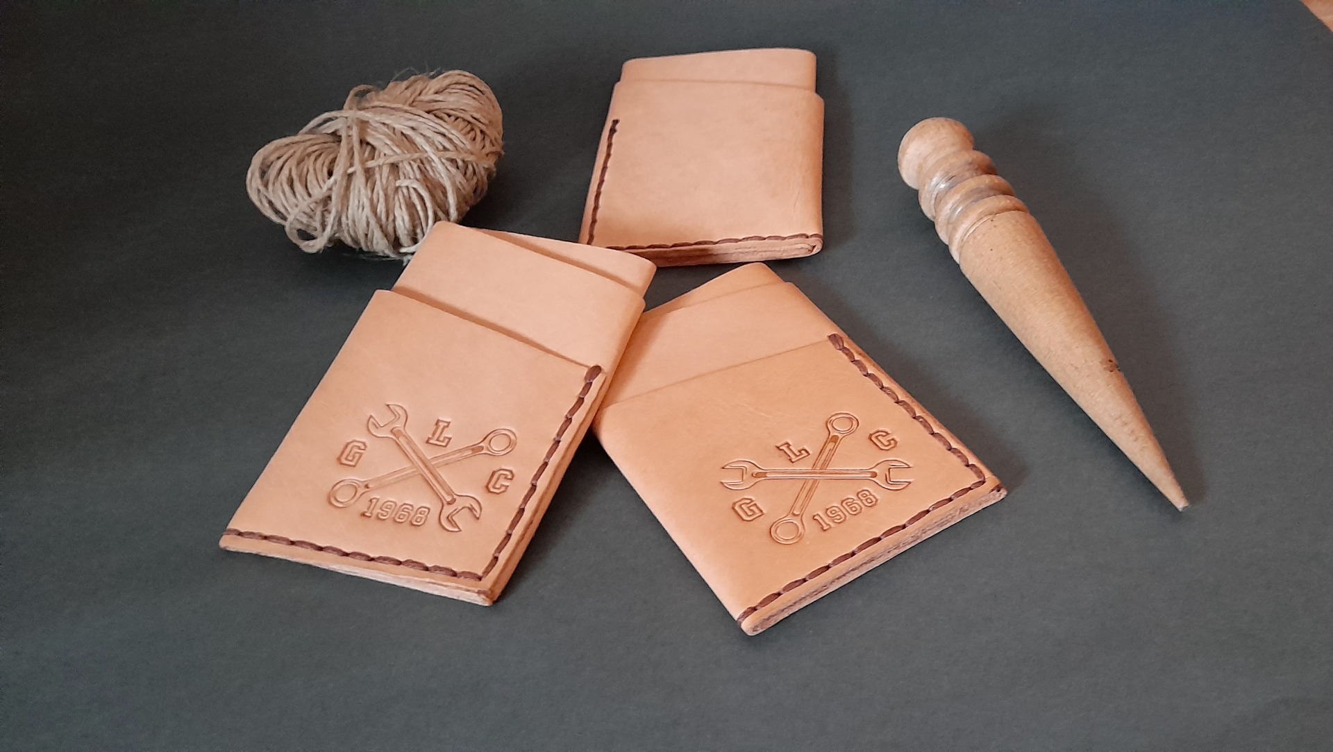 Nueva colección de tarjeteros minimalistas de cuero de vacuno vegetal 40 euros cosidos a mano con hilo encerado para todo la vida Ref: 025