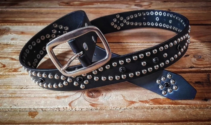 Nueva colección de cinturones Western de 4 cm de ancho, con remaches plata y mármol negro 90 euros Ref: 167.