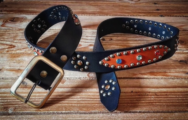 Nueva colección de cinturones Western de 115,5 cm de largo por 4 cm de ancho, en negro combinado con figuras marrón claro 95 euros Ref:  169