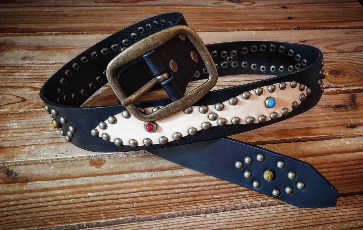 Nueva colección de cinturones Western, negro y cuero vaquetilla color crema y como novedad remaches en latón-mármol 95 euros Ref: 173