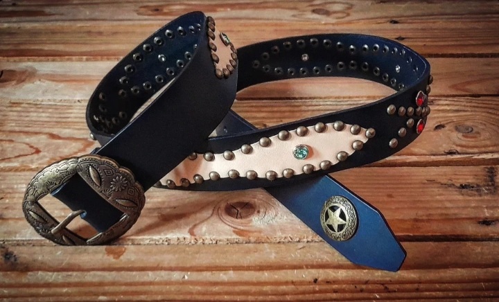 Nueva colección de cinturones Western en cuero negro combinado con vaquetilla color crema 95 euros Ref: 174