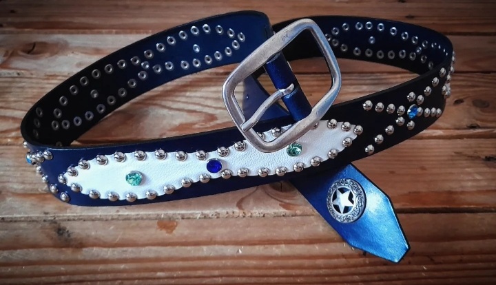 Nueva colección de cinturones Western en cuero azul y figuras en blanco de 4 cm de ancho 95 euros Ref: 176