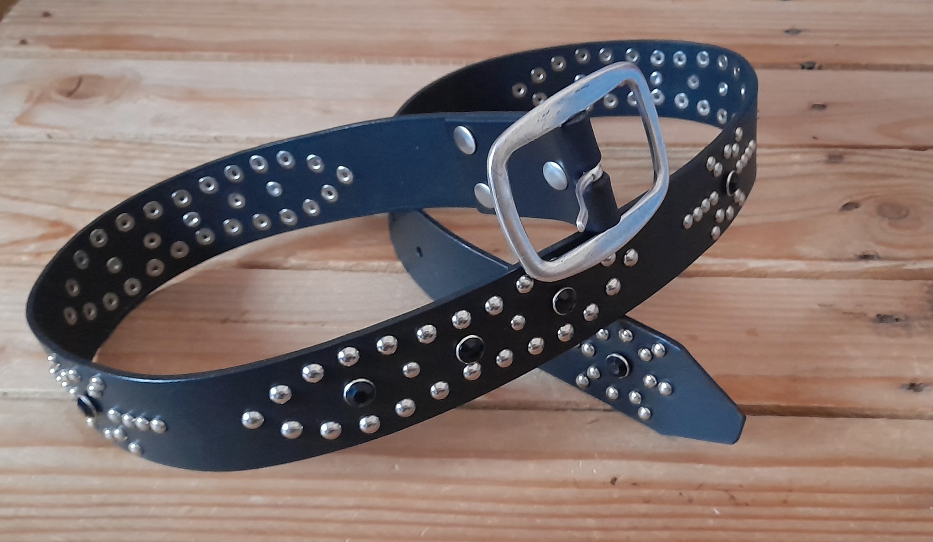 Nueva colección de cinturones Western de 4 cm  de ancho en negro con hebilla y remaches plateado, como novedad remaches enjoyados de color negro cristal 95 euros Ref: 179