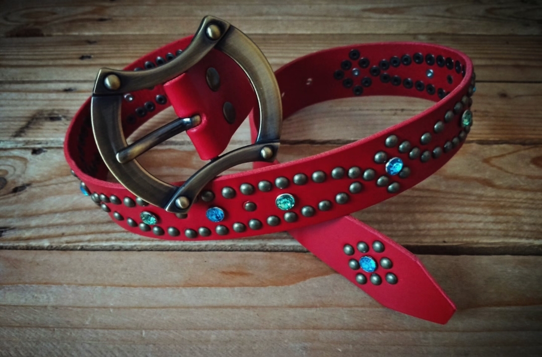Nuevos cinturónes western de color rojo intenso con herrajes y hebilla color latón envejecido 95 euros Ref: 182