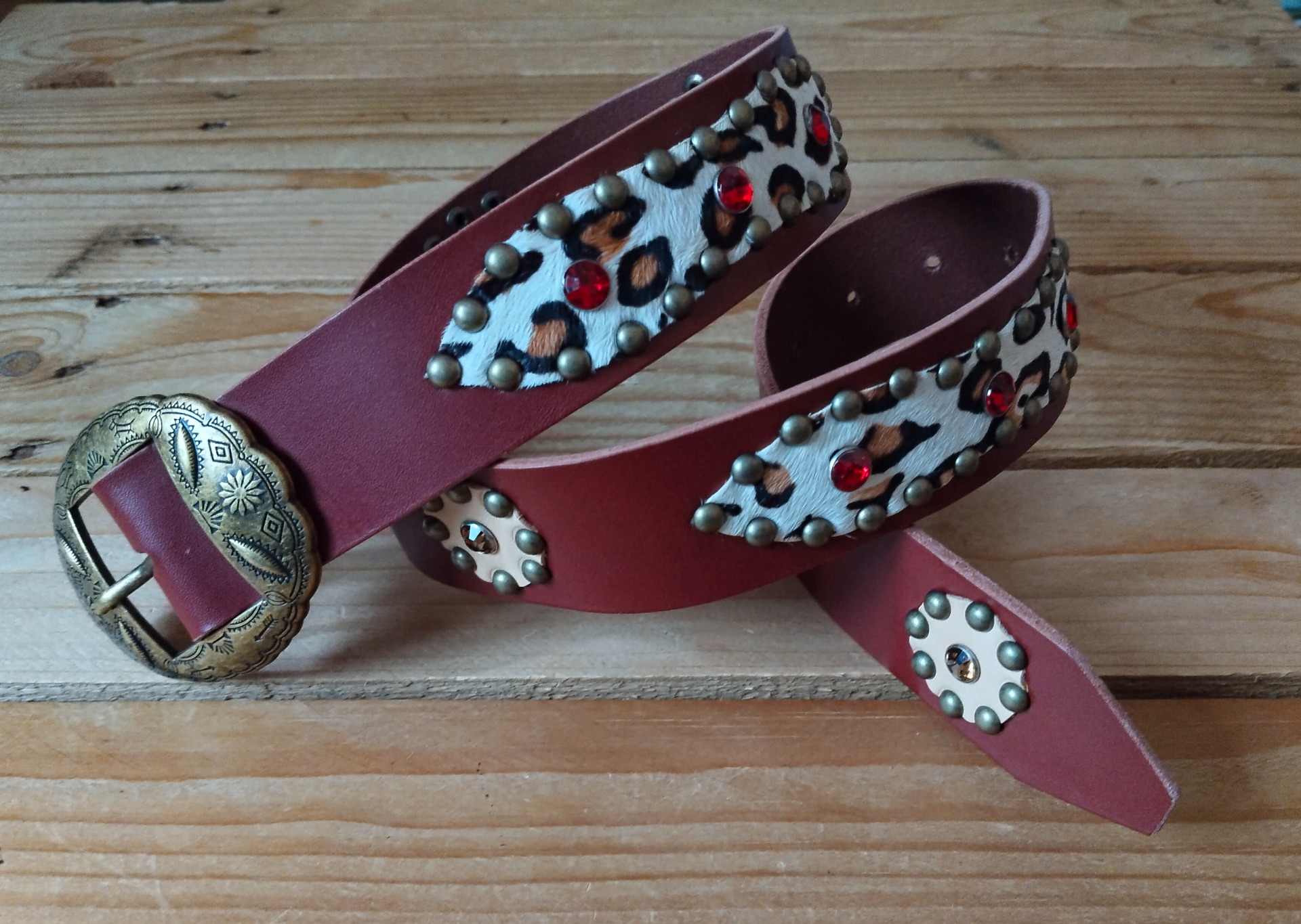 Nuevos cinturónes western con cuero de pelo sintético imitación leopardo 99,90 euros Ref:185