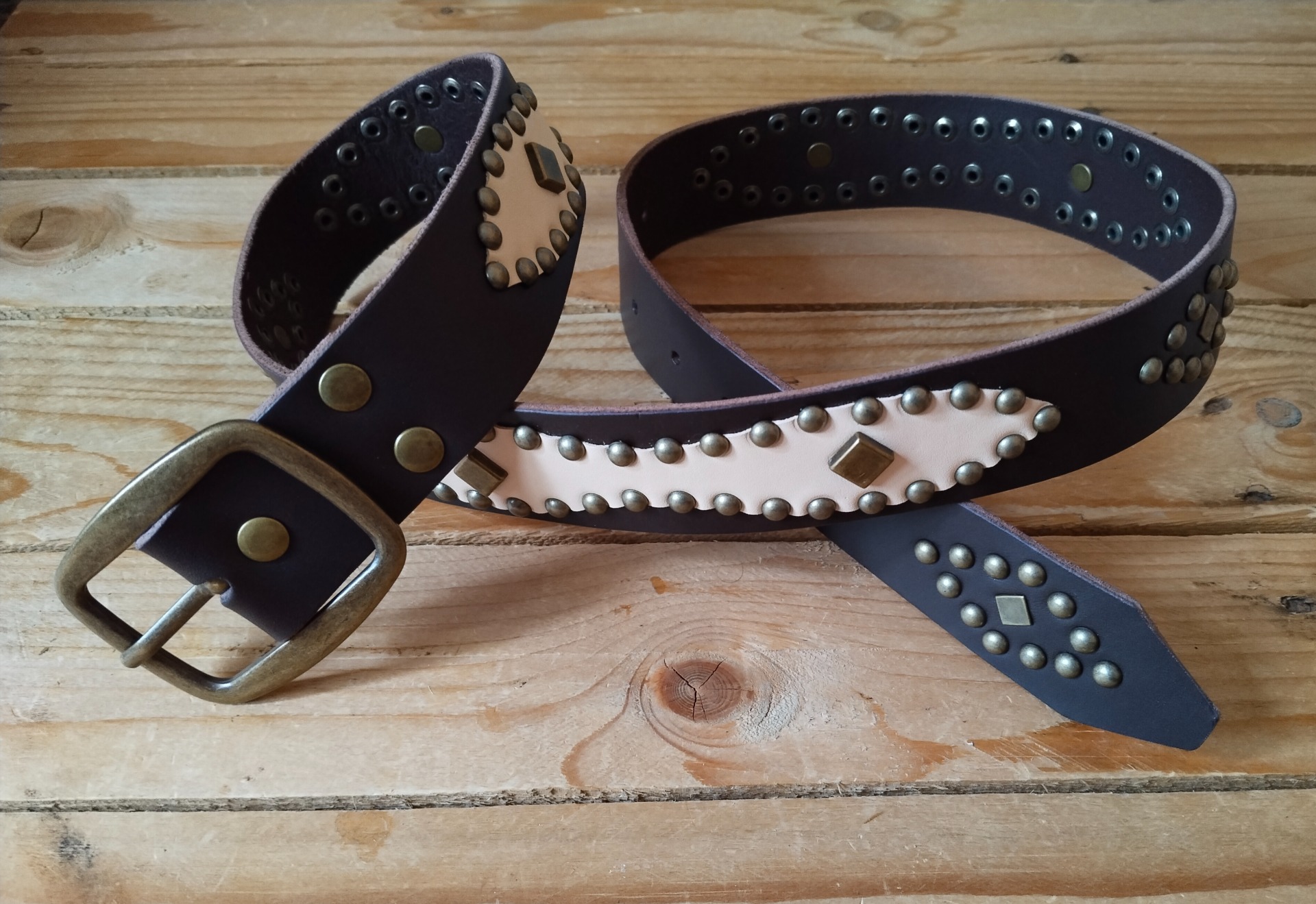 Nuevos cinturónes western en marrón chocolate y cuero color crema,con herrajes y hebilla de latón envejecido en forma de rombo 🔶 90 euros Ref: 186
