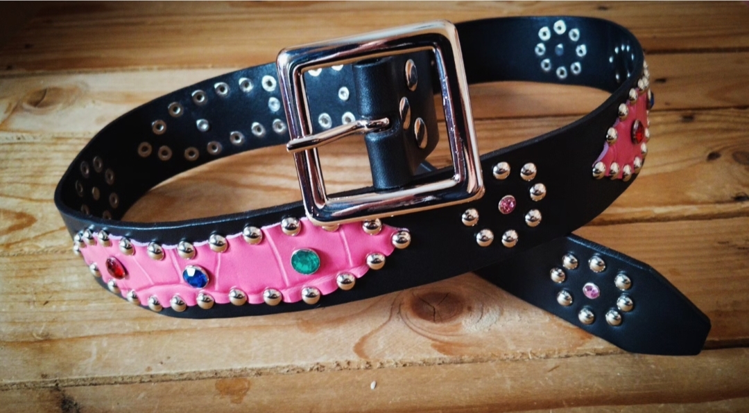 Nueva colección de cinturón western de 4 cm de ancho en cuero negro con figuras en rosa 🩷 chicle y hebilla plata 90 euros Ref: 187