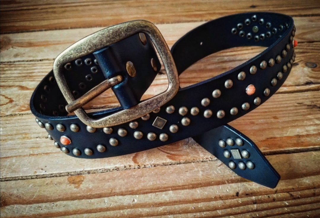 Nueva colección de cinturón western en cuero negro con herrajes y hebilla en latón envejecido, combinado con remaches mármol naranja 90 euros Ref: 188