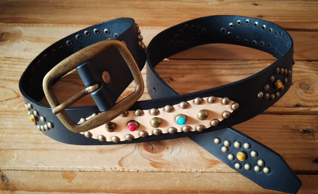 Nueva colección de cinturón western de 4 cm de ancho de color negro con figuras color crema (vacuno) y herrajes en latón envejecido 99,90 euros Ref:189