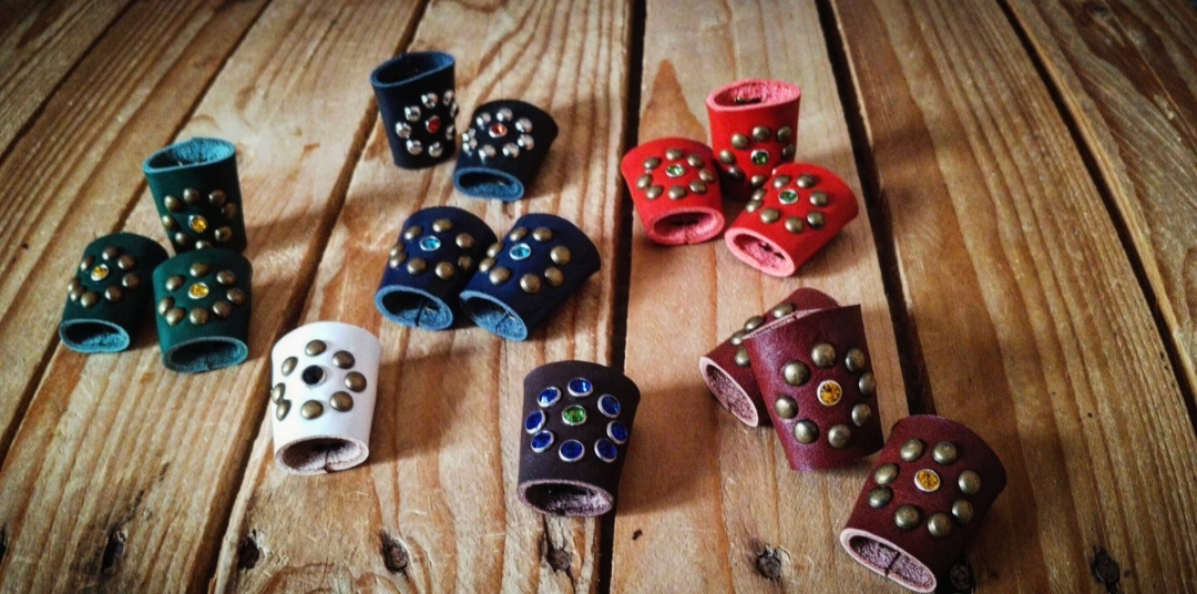 Corbatines de cuero de diferentes colores, mide 3 ,5 cm de alto 15 euros Ref: 190