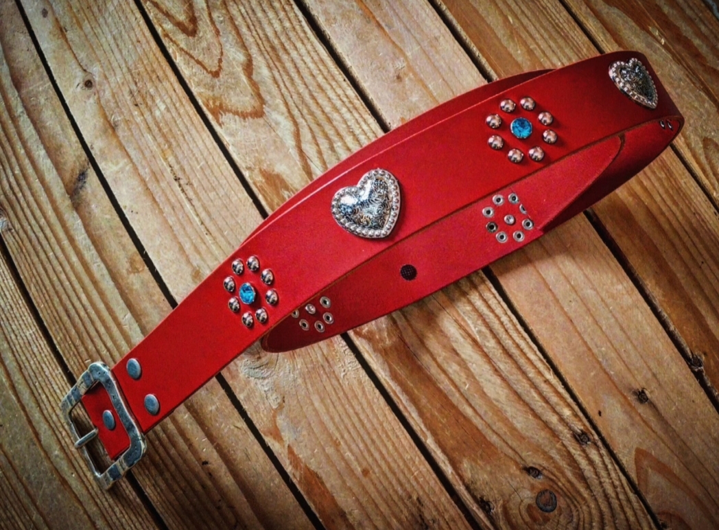 Nueva colección de cinturón de 4 cm de ancho de color rojo , con corazones y hebilla maciza en plata, 95 euros Ref: 191 