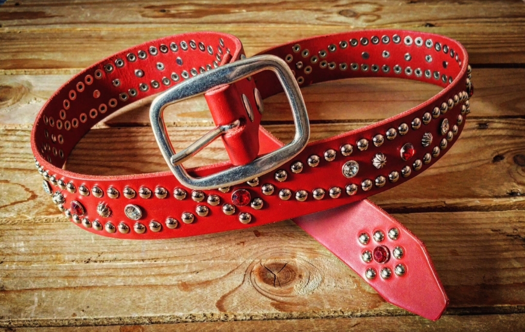 Nueva colección de cinturón de cuero vacuno de color rojo intenso de 4 cm de ancho 95 euros Ref: 192