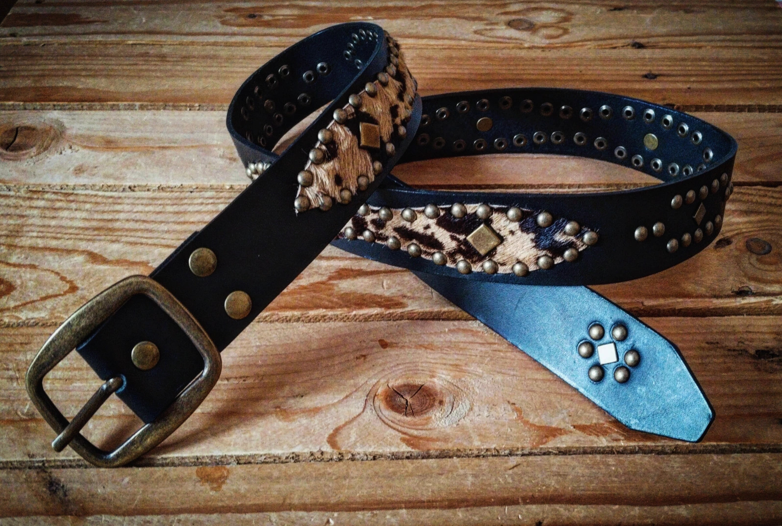 Nueva colección de cinturón western de color negro de 4 cm de ancho y figuras de pelo sintético 90 euros Ref: 193